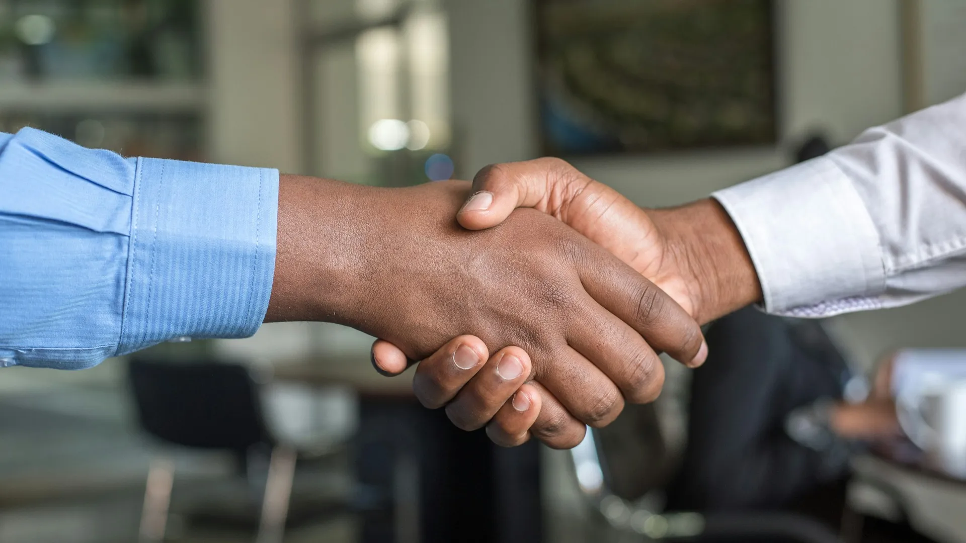 Handdruk tussen twee ondernemers na een adviesgesprek