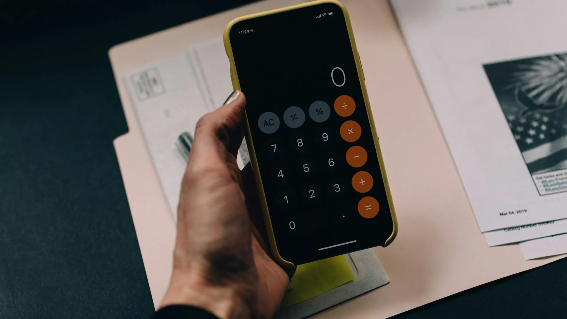 Rekenmachine en financiële documenten op een bureau